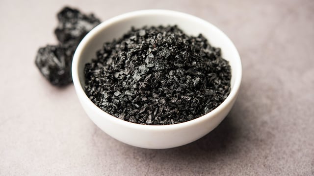 The high mineral content found in Shilajit may help strengthen bones & enhance calcium absorption