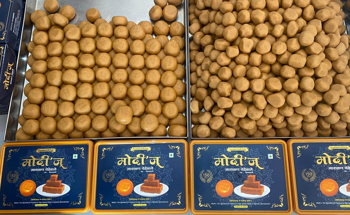 मोदीज् नारायण यांचे कंदी पेढे