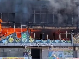 Jhunjhunu: मान सिटी सेंटर कॉम्पलेक्स में भीषण आगजनी, लपटें देख बंद हुईं आसपास की दुकानें Jhunjhunu: मान सिटी सेंटर कॉम्पलेक्स में भीषण आगजनी, लपटें देख बंद हुईं आसपास की दुकानें