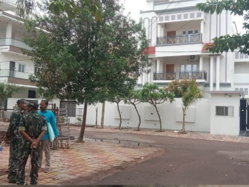 Chhattisgarh Liquor Scam: EOW और ACB ने  4 शहरों के 21 ठिकानों पर मारा छापा, कैश, गहने सहित कई दस्तावेज जब्त