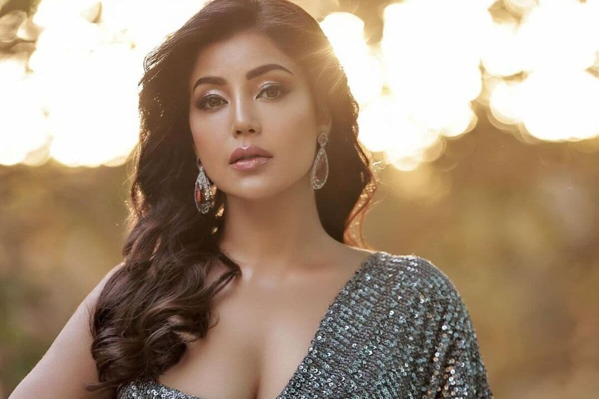 Debinna Bonnerjee Elevates Fashion Standards With Her Captivating Saree Look!