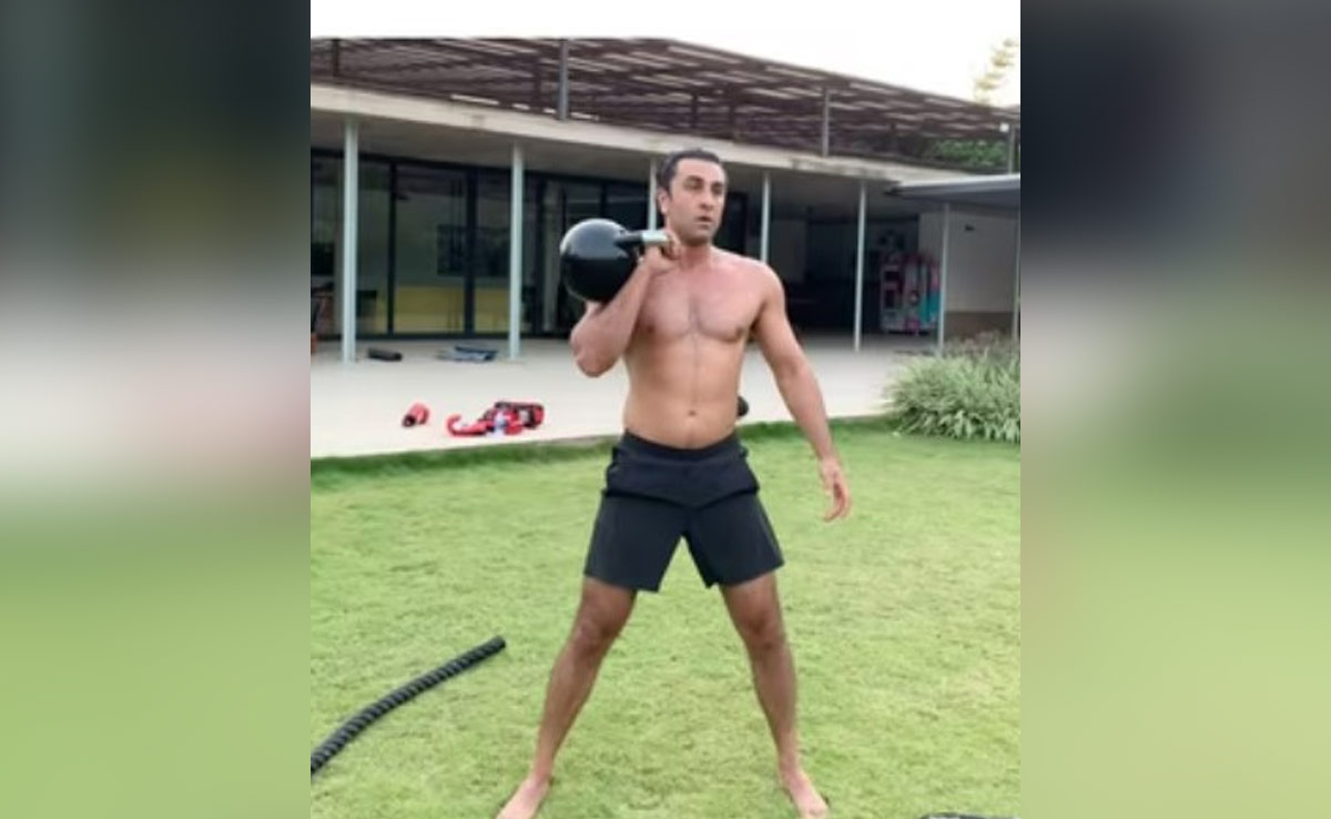 कभी उल्टे दौड़ रहे हैं तो कभी उठा रहे हैं पत्थर, श्रीराम के रोल के लिए जीतोड़ मेहनत कर रहे रणबीर कपूर