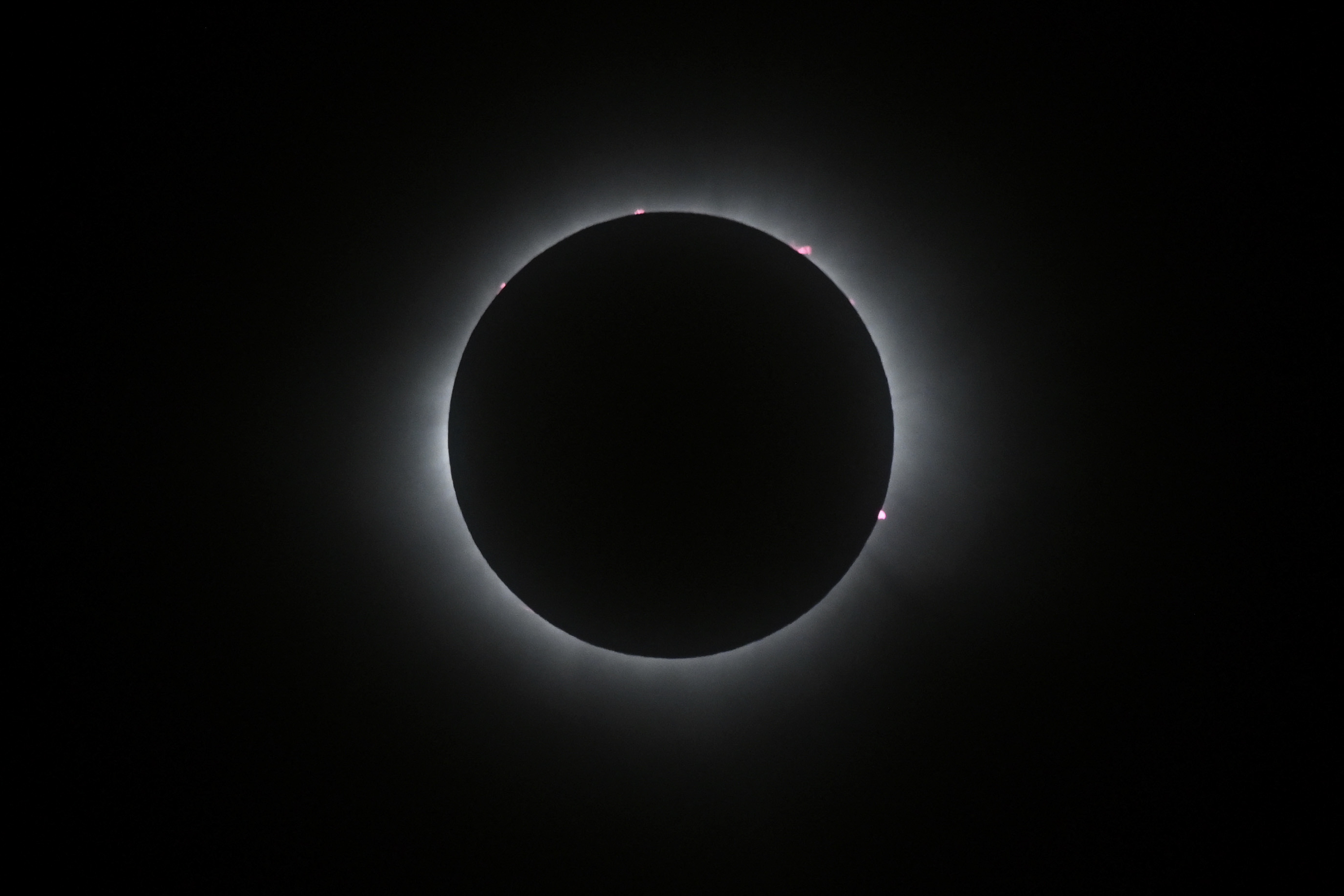 Solar Eclipse 2024 : तस्‍वीरों में देखिए सूर्य ग्रहण के शानदार नजारे 