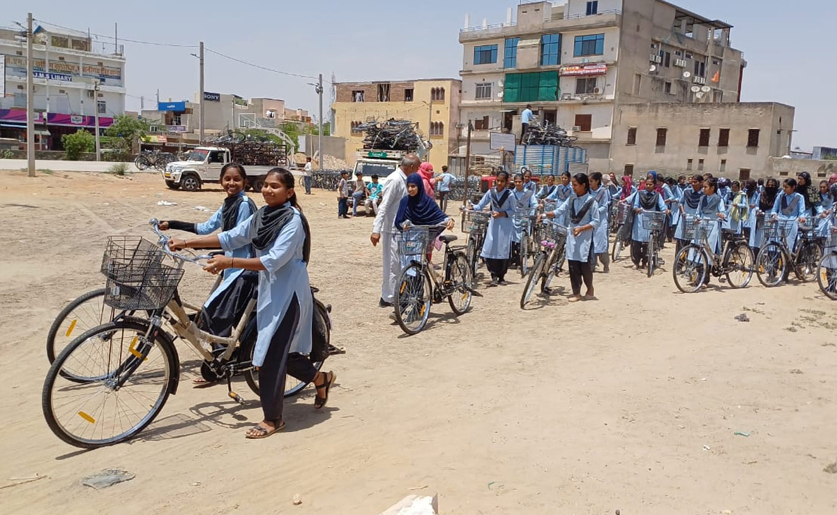 Rajasthan: साइकिलें पाकर खुशी से झूम उठी स्कूलों की छात्राएं, सरकारी स्कूलों की 14500 बालिकाओं को मिलेंगी निःशुल्क