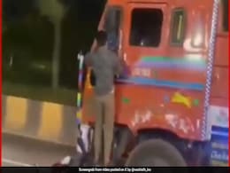 VIDEO: ट्रक ने बाइक को घसीटा, लटका रहा युवक, निकल रही थी चिंगारी, घटना देख रोंगटे खड़े हो जाएंगे VIDEO: ट्रक ने बाइक को घसीटा, लटका रहा युवक, निकल रही थी चिंगारी, घटना देख रोंगटे खड़े हो जाएंगे