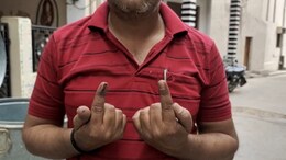 Lok Sabha Election 2024: चुनाव आयोग के नियमों की उड़ी धज्जियां, रेलमगरा में गलत उंगली में स्याही लगाने का आरोप