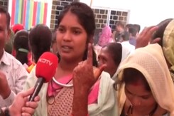 Lok Sabha Election 2024: शादी का मंडप छोड़ वोट देने पहुंची दुल्हन, सुनिए क्या कहा? Lok Sabha Election 2024: शादी का मंडप छोड़ वोट देने पहुंची दुल्हन, सुनिए क्या कहा?