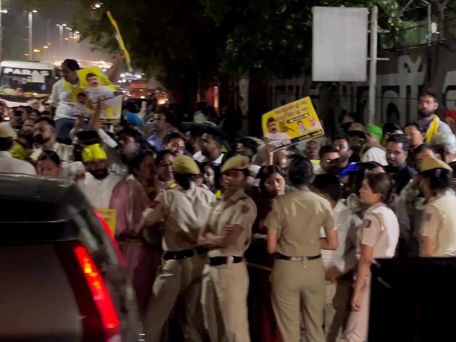 Sanjay Singh की रिहाई के इंतज़ार में Tihar Jail पर जुटे AAP कार्यकर्ता, Sharad Sharma की Report