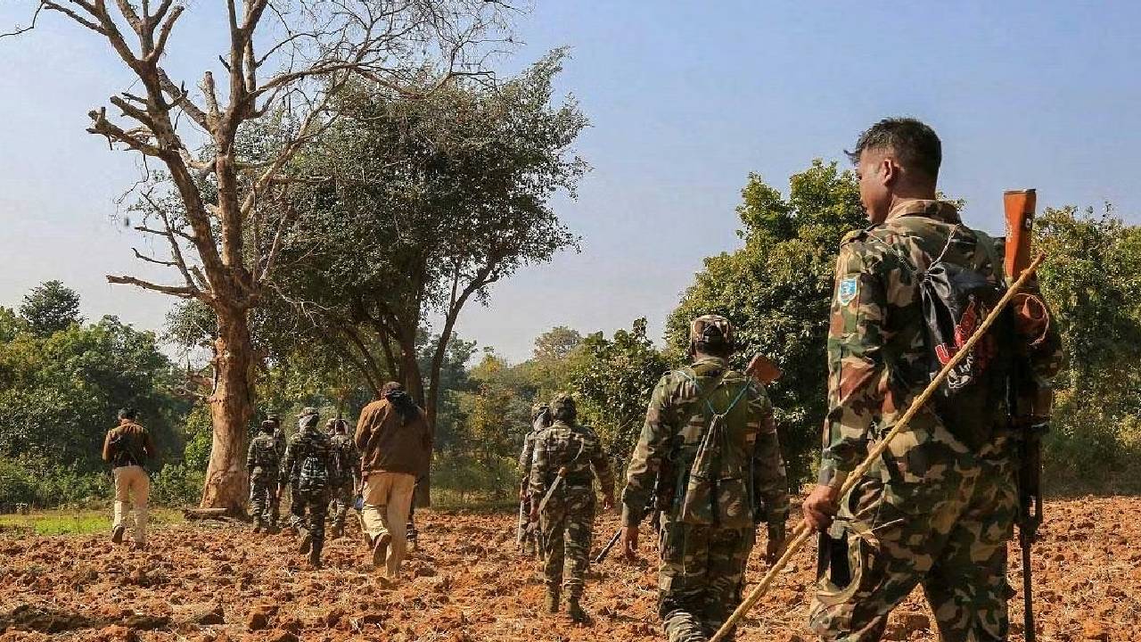 Anti Naxal Operation: इनामी माओवादी समेत 10 नक्सली गिरफ्तार, सुकमा जिले में सुरक्षाबलों ने घेराबंदी कर दबोचा