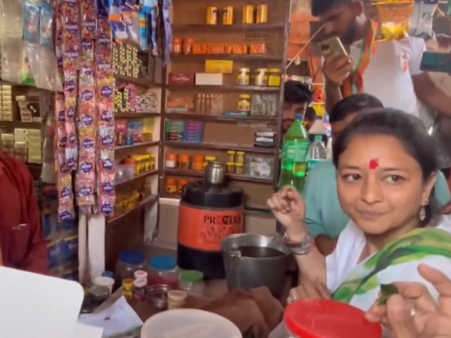 Jyotiraditya Scindia's Wife Enjoys Famous Shivpuri <i>Paan</i> In Madhya Pradesh