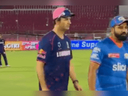 IPL 2024, RR vs MI: बीच मैदान में रोहित शर्मा को Kiss करने की कोशिश, यूजर बोले-बच गया भाई IPL 2024, RR vs MI: बीच मैदान में रोहित शर्मा को Kiss करने की कोशिश, यूजर बोले-बच गया भाई