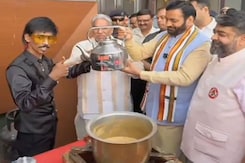 Dolly Chaiwala Serves Tea To Haryana CM Nayab Singh Saini In Gurugram Dolly Chaiwala Serves Tea To Haryana CM Nayab Singh Saini In Gurugram