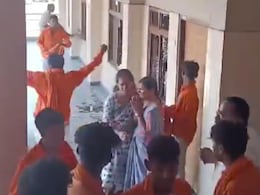 विद्यार्थ्यांच्या भगव्या ड्रेसवर प्रश्न विचारणं पडलं महाग, जमावाकडून शाळेची तोडफोड विद्यार्थ्यांच्या भगव्या ड्रेसवर प्रश्न विचारणं पडलं महाग, जमावाकडून शाळेची तोडफोड