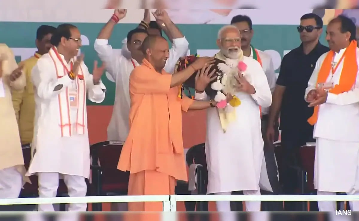 PM Modi Plays Dholak , Praises Mohammad Shami During Poll Rally In UP's ...