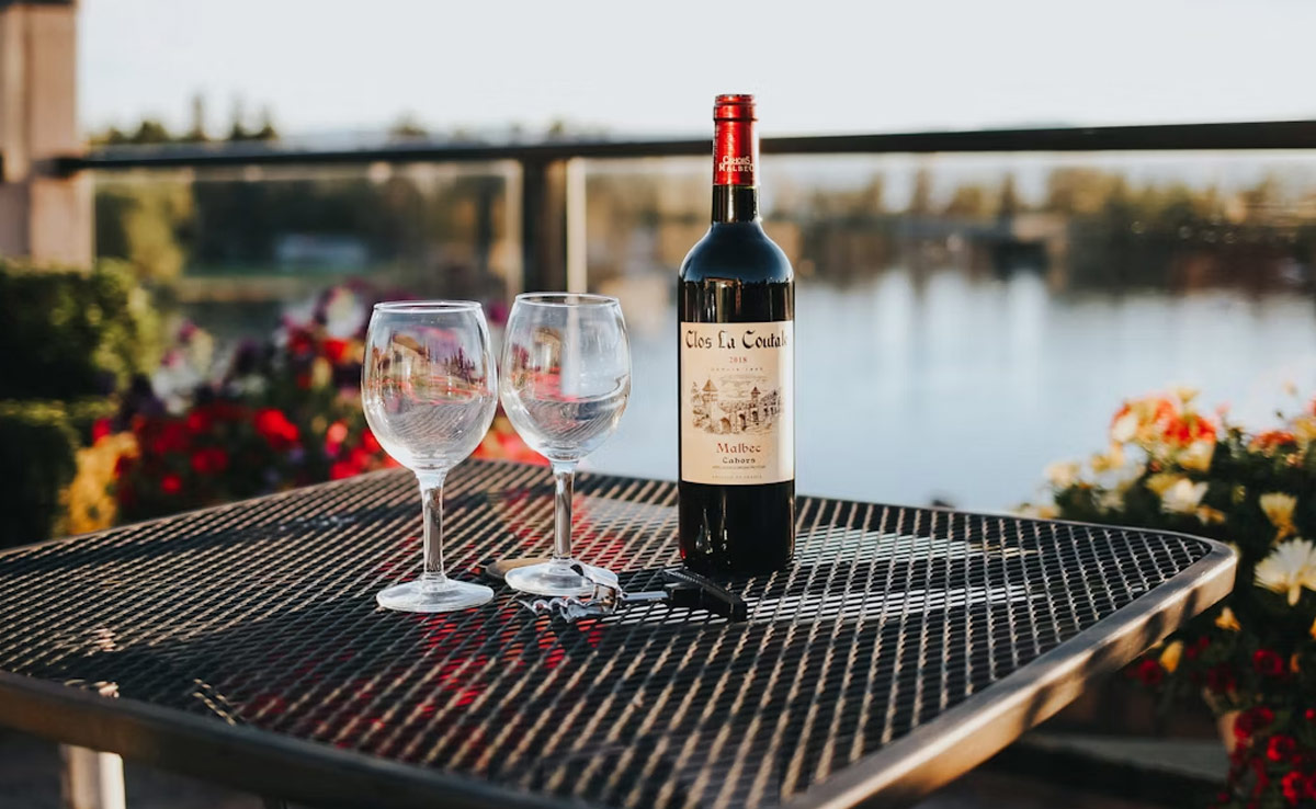 Italian Restaurant Offers Free Wine To Customers Who Give Up Their Phones