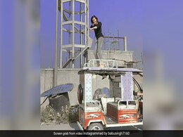 चलते ई-रिक्शा की छत पर डांस करते हुए रील बना रहा था शख्स, आगे जो हुआ, लोगों ने कहा- ड्राइवर को पाप लगेगा चलते ई-रिक्शा की छत पर डांस करते हुए रील बना रहा था शख्स, आगे जो हुआ, लोगों ने कहा- ड्राइवर को पाप लगेगा