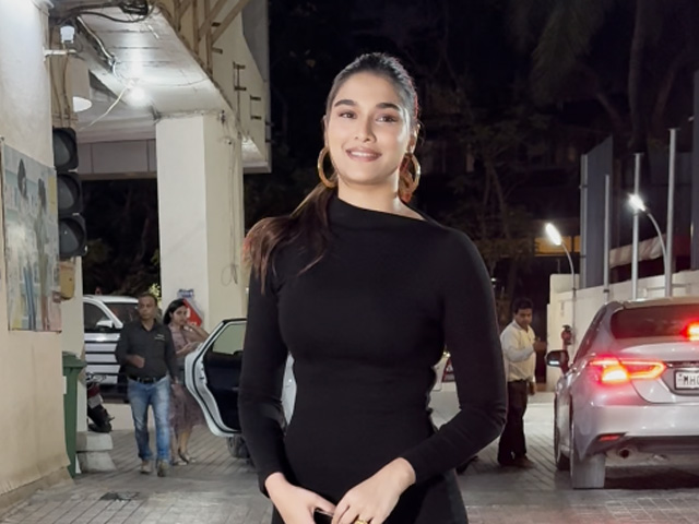 "Natural Beauty": Paps Compliment Saiee Manjrekar