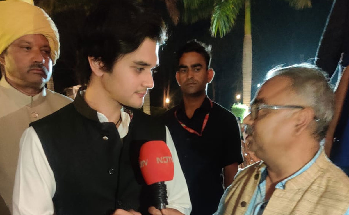 लंदन से पढ़ाई कर 'महराज' के प्रचार में उतरे 'युवराज', BJP को लेकर यह कहा...