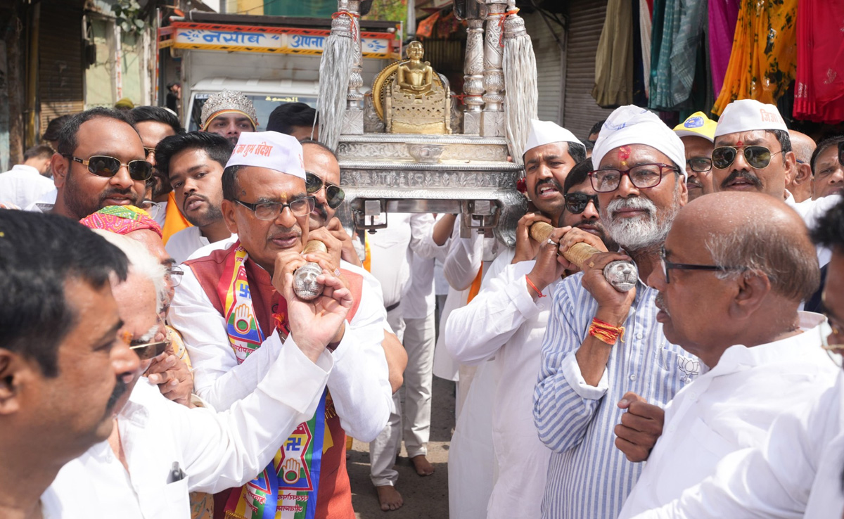 Mahavir Jayanti 2024: कहीं पूर्व सीएम हुए पालकी यात्रा में शामिल, तो कहीं धूमधाम से निकाला गया जुलूस