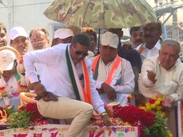 बेंगलुरु: चुनाव प्रचार के दौरान बंदूक लेकर CM सिद्धारमैया के पास पहुंचा व्यक्ति, सुरक्षा में भारी चूक बेंगलुरु: चुनाव प्रचार के दौरान बंदूक लेकर CM सिद्धारमैया के पास पहुंचा व्यक्ति, सुरक्षा में भारी चूक