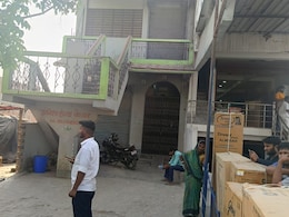 बिहार: डॉक्टर नहीं थे... तो कंपाउंडर ने कर दिया महिला का ऑपरेशन, मौत के बाद जमकर बवाल बिहार: डॉक्टर नहीं थे... तो कंपाउंडर ने कर दिया महिला का ऑपरेशन, मौत के बाद जमकर बवाल