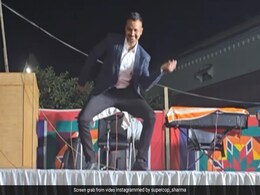 तुषार कपूर के गाने पर पुलिसवाले ने किया ऐसा डांस कर दिया ऋतिक रोशन को फेल, लोग बोले- असली टैलेंट यहां है तुषार कपूर के गाने पर पुलिसवाले ने किया ऐसा डांस कर दिया ऋतिक रोशन को फेल, लोग बोले- असली टैलेंट यहां है