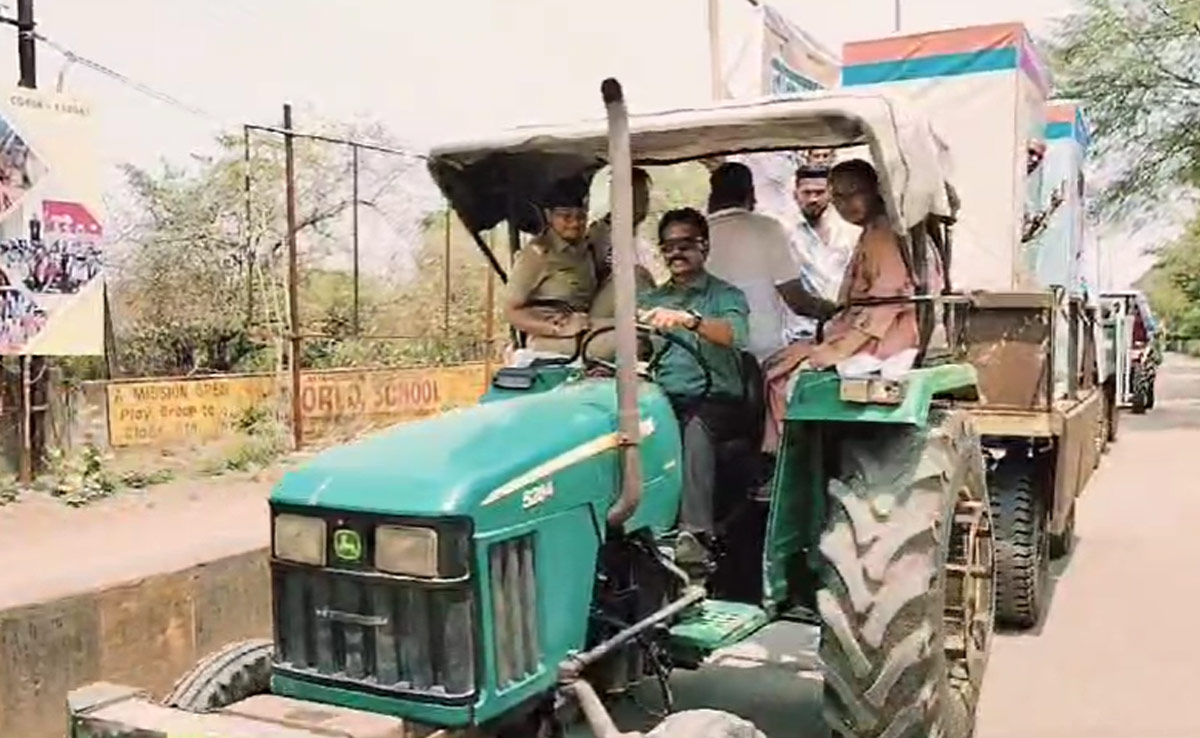Chhattisgarh : वोटर्स को अवेयर करने इस IAS अफसर ने ट्रैक्टर चलाकर निकाली रैली, देखें वीडियो 