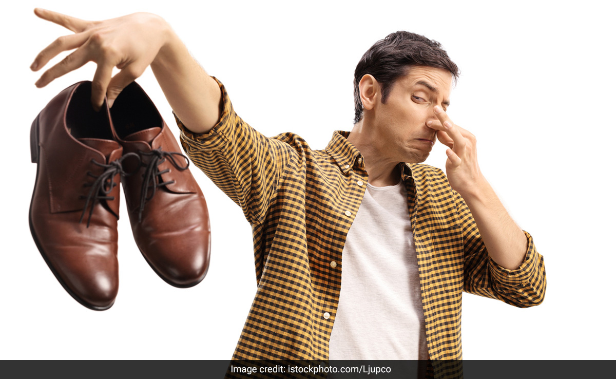 गर्मियों में जूते की बदबू दूर करने में किचन में रखी यह 3 चीजें करती हैं कमाल