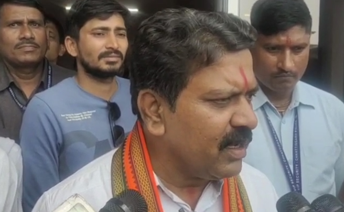 डिप्टी CM की सुरक्षा में बड़ी चूक, गलत जगह उतरा हेलीकॉप्टर, बिना सुरक्षा बाइक से पहुंचे&nbsp;सांसद प्रत्याशी&nbsp;के&nbsp;घर