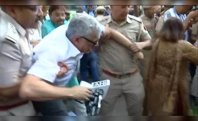 चुनाव आयोग के दफ्तर के बाहर प्रदर्शन कर रहे तृणमूल सांसदों को पुलिस ने हिरासत में लिया