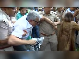 चुनाव आयोग के दफ्तर के बाहर प्रदर्शन कर रहे तृणमूल सांसदों को पुलिस ने हिरासत में लिया चुनाव आयोग के दफ्तर के बाहर प्रदर्शन कर रहे तृणमूल सांसदों को पुलिस ने हिरासत में लिया