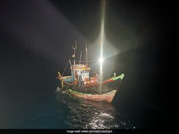 कोस्ट गार्ड ने मछली पकड़ने वाली नाव को मुंबई तट से पकड़ा, 11 लाख कैश बरामद कोस्ट गार्ड ने मछली पकड़ने वाली नाव को मुंबई तट से पकड़ा, 11 लाख कैश बरामद
