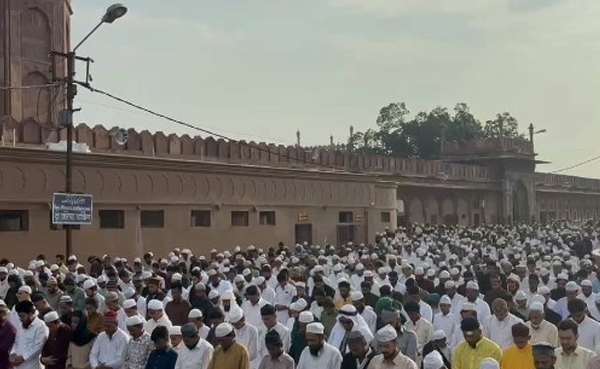 Eid Celebrations : दिख रही है हर जगह रौनक ही रौनक, गले मिलकर हर कोई कह रहा है "ईद मुबारक"