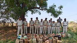 चुनावों से पहले MP में बड़ा एक्शन, पुलिस और आबकारी की टीम ने शराब के जखीरे को मिट्टी में मिलाया