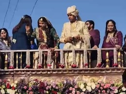 Watch: Gujarat Couple Worth Rs 200 Crore Shower Money From "Chariot" Watch: Gujarat Couple Worth Rs 200 Crore Shower Money From "Chariot"