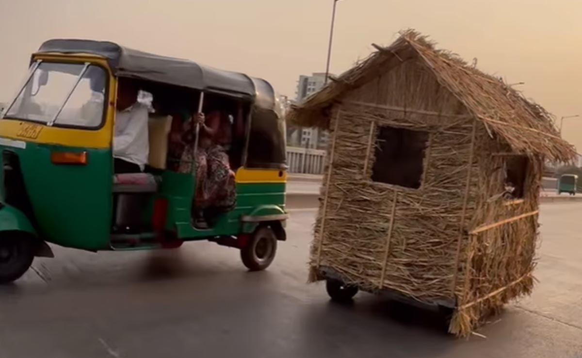 सड़क पर दौड़ती गाड़ियों के बीच फर्राटे मारते नजर आई झोपड़ी, देख लोगों को याद आई टारजन : द वंडर कार