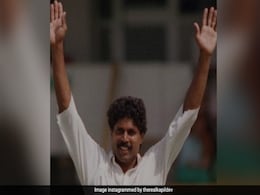 सेम हेयरस्टाइल, सेम आवाज में जब कपिल देव के सामने आया हमशक्ल, पूर्व क्रिकेटर ने मांग लिया ऑटोग्राफ तो वीडियो लोग बोले- ये तो... सेम हेयरस्टाइल, सेम आवाज में जब कपिल देव के सामने आया हमशक्ल, पूर्व क्रिकेटर ने मांग लिया ऑटोग्राफ तो वीडियो लोग बोले- ये तो...
