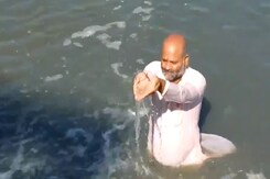 Shipra नदी में गंदगी का Congress नेता ने किया विरोध तो BJP नेता ने वही पानी पिया Shipra नदी में गंदगी का Congress नेता ने किया विरोध तो BJP नेता ने वही पानी पिया