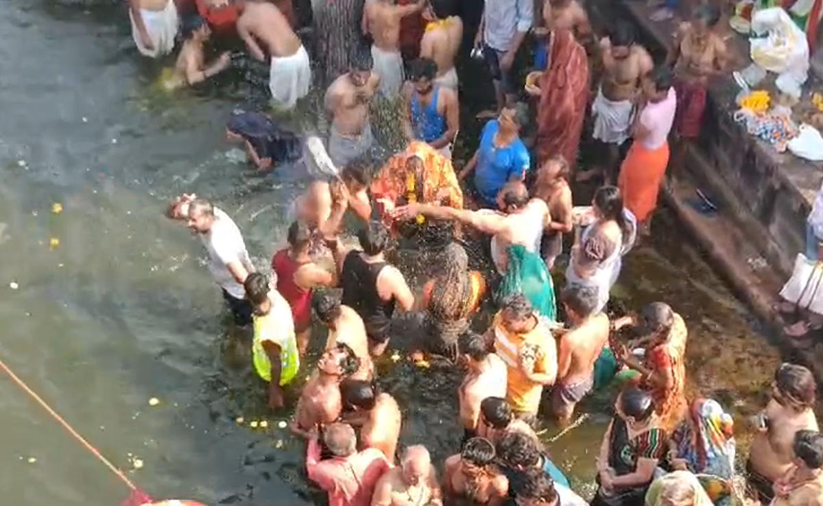 Bhutadi Amavasya: भूत-प्रेत उतारने के लिए नदी में लगाई डुबकी, किसी ने तलवार से काटी खुद की जबान तो कोई जंजीरों से बांधा गया