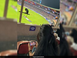 स्टेडियम में IPL के बजाय फोन पर FRIENDS शो देखने में मशग़ूल थी महिला, देख पब्लिक ने ली मौज स्टेडियम में IPL के बजाय फोन पर FRIENDS शो देखने में मशग़ूल थी महिला, देख पब्लिक ने ली मौज