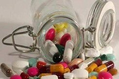 Rajasthan: Jhalawar में डॉक्टर की पर्ची के बिना दवाई बेचने वाले मेडिकल स्टोर पर गिरी गाज Rajasthan: Jhalawar में डॉक्टर की पर्ची के बिना दवाई बेचने वाले मेडिकल स्टोर पर गिरी गाज