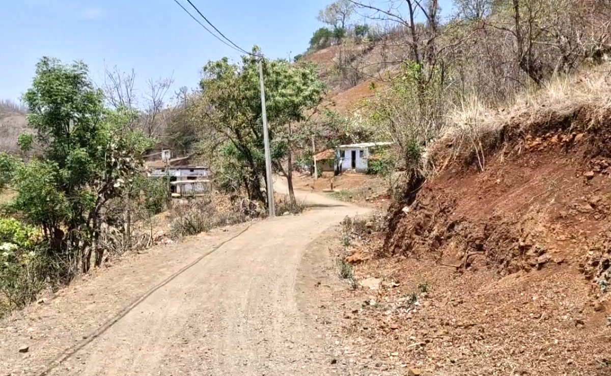 Lok Sabha Elections: 'सड़क की सुविधा नहीं तो क्यों दें वोट', परेशान ग्रामीणों ने किया चुनाव बहिष्कार का ऐलान