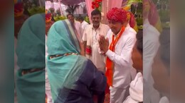 जब वैभव गहलोत की पत्नी हिमांशी ने छूए लुंबाराम के पैर, जानें कैसा था उनका रिएक्शन, वीडियो वायरल