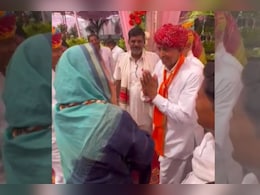 जब वैभव गहलोत की पत्नी हिमांशी ने छूए लुंबाराम के पैर, जानें कैसा था उनका रिएक्शन, वीडियो वायरल जब वैभव गहलोत की पत्नी हिमांशी ने छूए लुंबाराम के पैर, जानें कैसा था उनका रिएक्शन, वीडियो वायरल