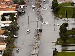 दुबई में भारी बारिश से बाढ़ जैसे हालात, एयरपोर्ट-मेट्रो स्टेशनों समेत घरों में घुसा पानी; सब कुछ तैरता दिखा दुबई में भारी बारिश से बाढ़ जैसे हालात, एयरपोर्ट-मेट्रो स्टेशनों समेत घरों में घुसा पानी; सब कुछ तैरता दिखा