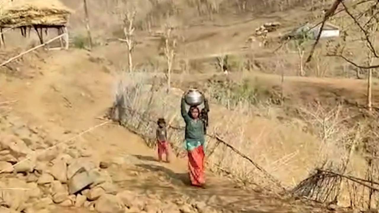 बड़वानी: बूंद-बूंद पानी के लिए दर-दर भटकते ग्रामीणों ने लगाया ये आरोप!