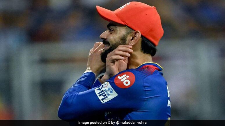 Virat Kohli: "कोहली को बॉलिंग दो", फैन्स की बात सुनकर विराट ने कान पकड़ लिए, रिएक्शन ने जीता दिल, Video Virat Kohli: "कोहली को बॉलिंग दो", फैन्स की बात सुनकर विराट ने कान पकड़ लिए, रिएक्शन ने जीता दिल, Video