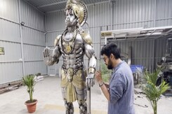 इंदौर के कलाकार देवल वर्मा ने धातुओं के 350 किलो कबाड़ से बनाई हनुमान जी की मूर्ति इंदौर के कलाकार देवल वर्मा ने धातुओं के 350 किलो कबाड़ से बनाई हनुमान जी की मूर्ति