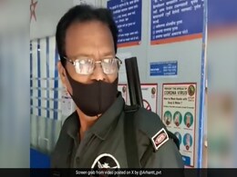 शख्स ने पहना था शॉर्ट्स, तो बैंक के सिक्योरिटी गार्ड ने अंदर घुसने से रोका, वायरल हुआ Video, सोशल मीडिया पर छिड़ी बहस शख्स ने पहना था शॉर्ट्स, तो बैंक के सिक्योरिटी गार्ड ने अंदर घुसने से रोका, वायरल हुआ Video, सोशल मीडिया पर छिड़ी बहस