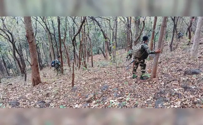 छत्तीसगढ़ के अबूझमाड़ में नक्सलियों और जवानों के बीच मुठभेड़